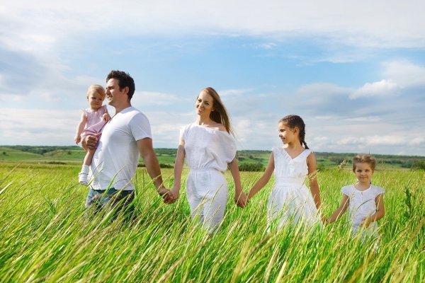 Семья с ребенком на лугу