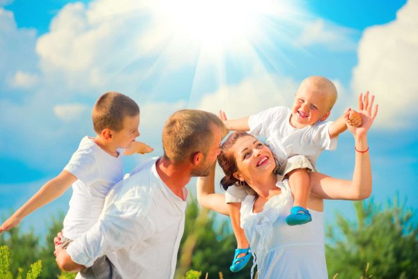 Счастливая семья на фоне неба