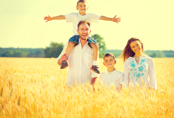 Семья на фоне поля