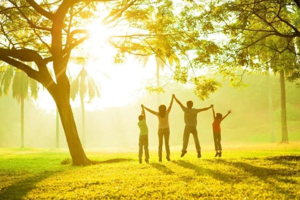 Радостные люди на природе