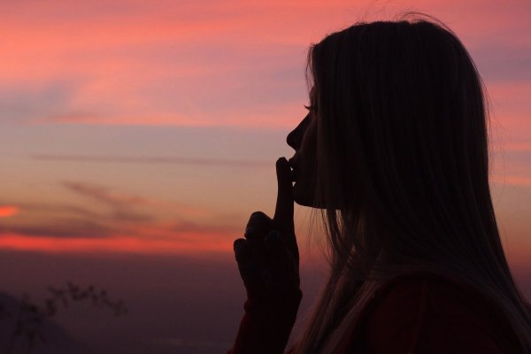 Девушка молчит