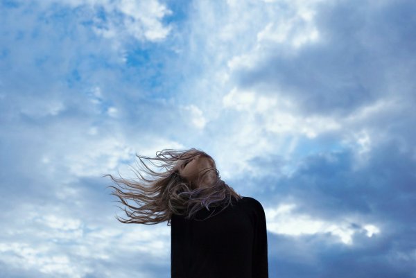 Девушка на фоне неба