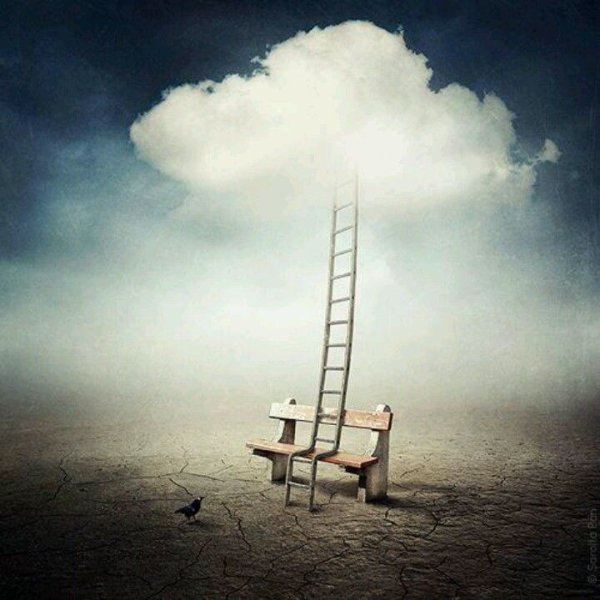 Девушка летает в облаках