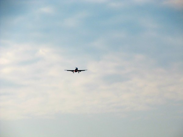 Небо с самолетом вдалеке