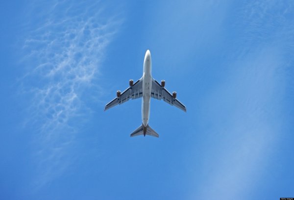 Самолет летит вид снизу