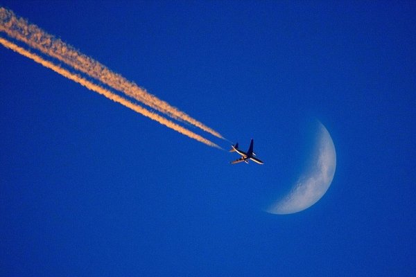 Самолет в небе с земли