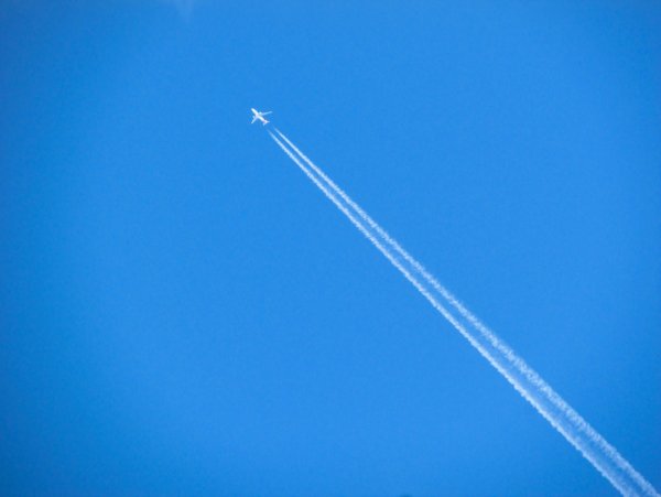 Самолет в голубом небе