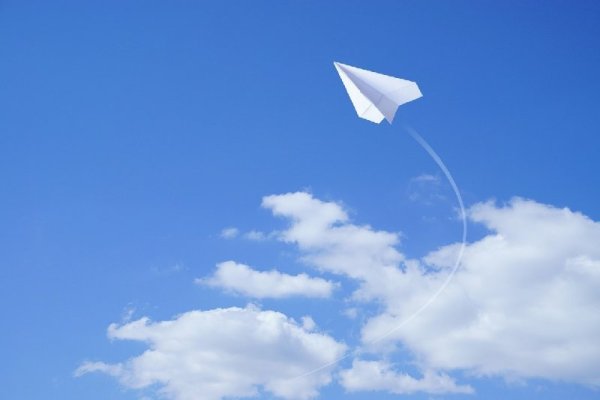Бумажный самолет в небе