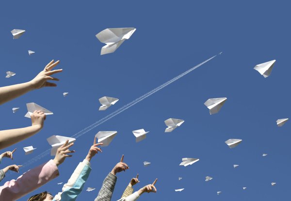Бумажный самолетик в небе