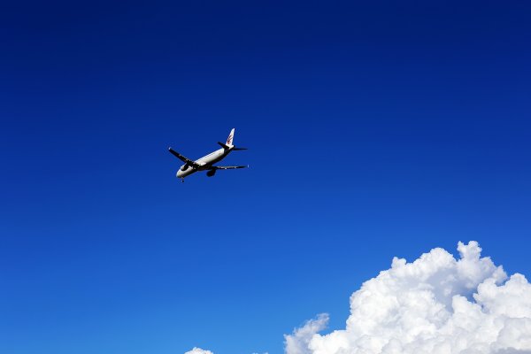 Пролетающий самолет в небе