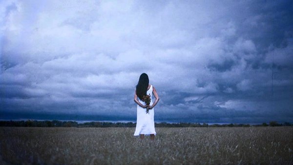 Девушка молится в небо