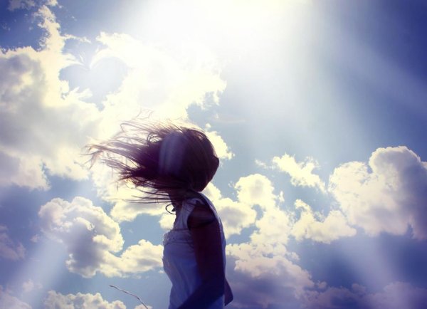 Девушка уходящая в небо