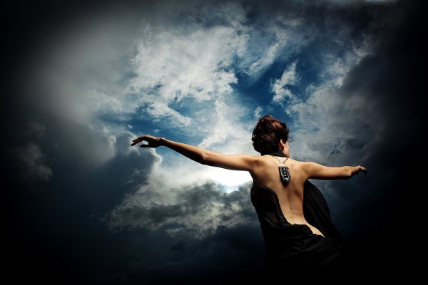 Девушка с распростертыми руками