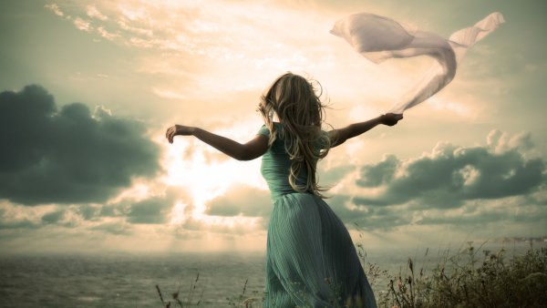 Девушка отпускает