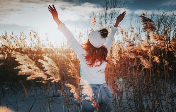 Девушка и солнышко зима