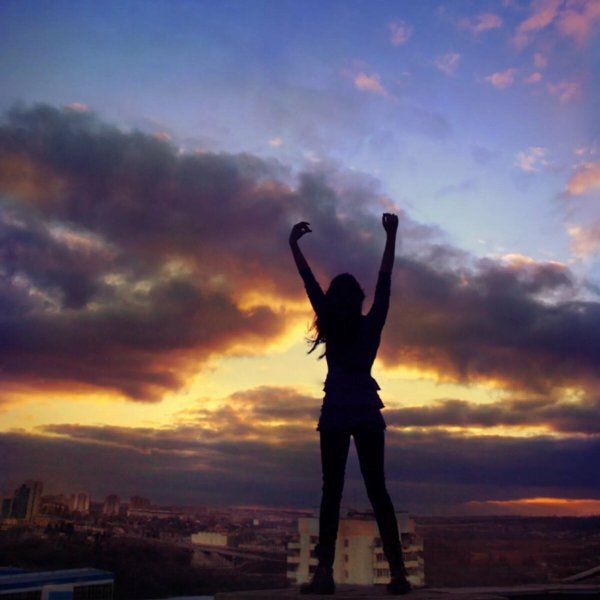 Девушка с поднятыми руками