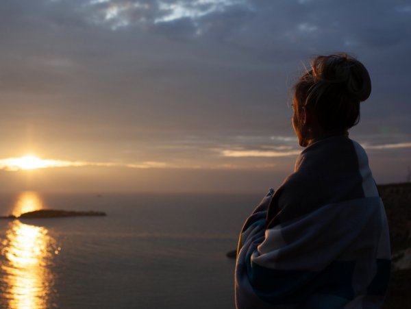 Человек на закате девушка