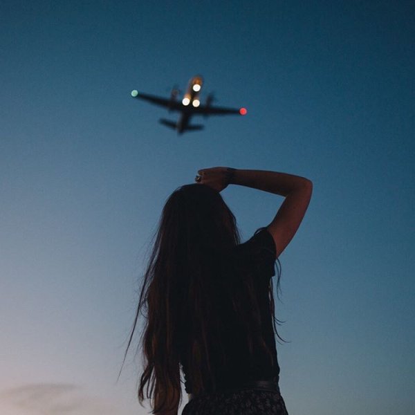 Девушка на фоне самолета