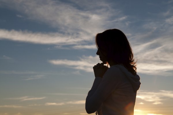 Девушка молится