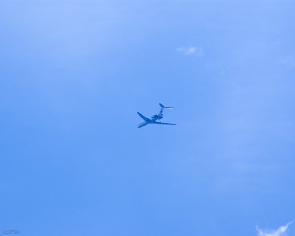 Небо с самолетом вдалеке