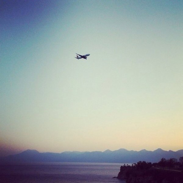 Небо с самолетом вдалеке