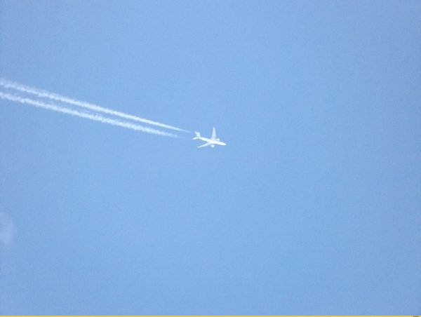 Летящий самолет в небе