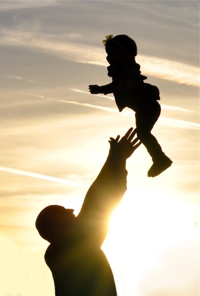 Парень показывает на небо