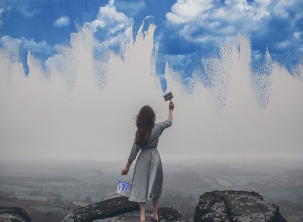 Девушка глядит на небо