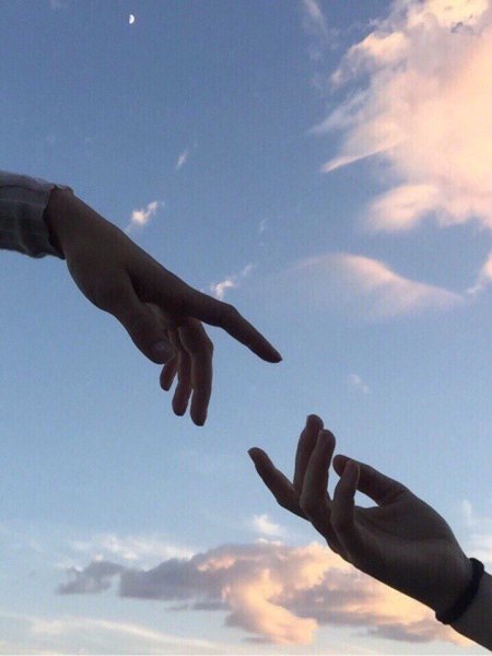 Руки тянутся друг к другу