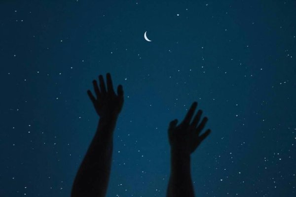 Звездное небо и рука