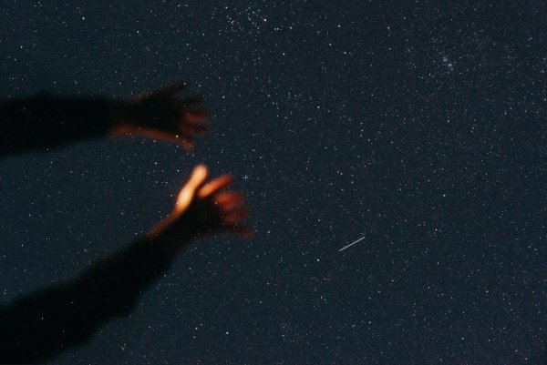 Звездное небо и рука