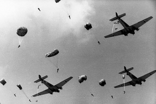 Фашистские самолеты бомбят блокадный Ленинград