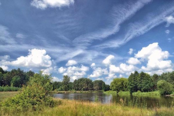 В небе тают облака и Лучистая на зное в искрах катится река