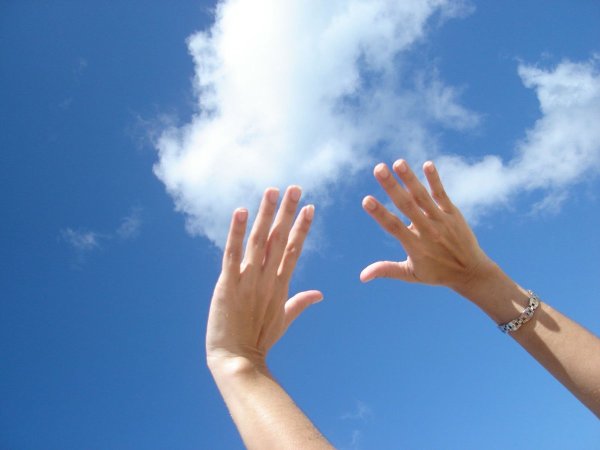 Рука тянется к небу