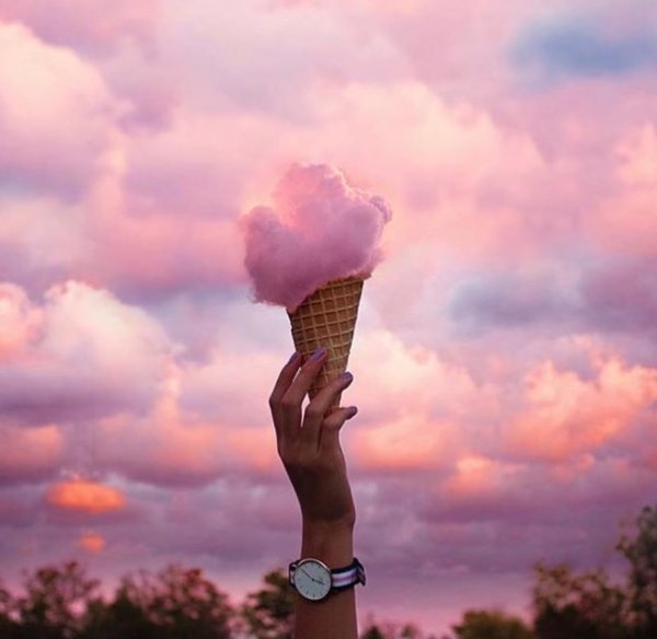 Розовое небо с облаками