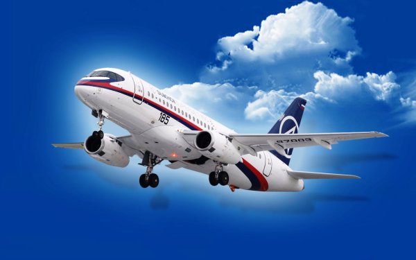 Самолет в голубом небе