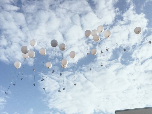 Девушка с крыльями в полете