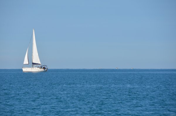 Маленький корабль в море