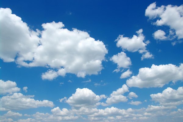 Голубое небо с белыми облаками