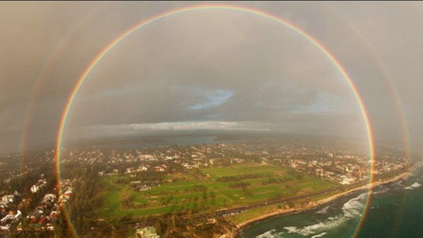Луна на голубом небе