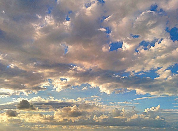 Облака плывут красивые