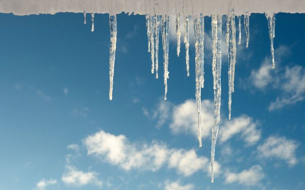 Снег и сосульки