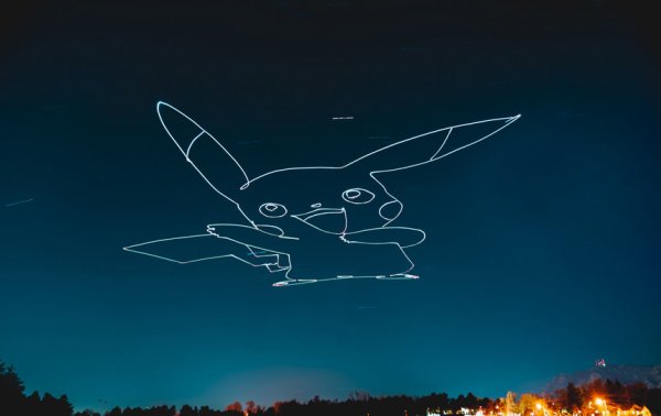 Фигуры из дронов в небе