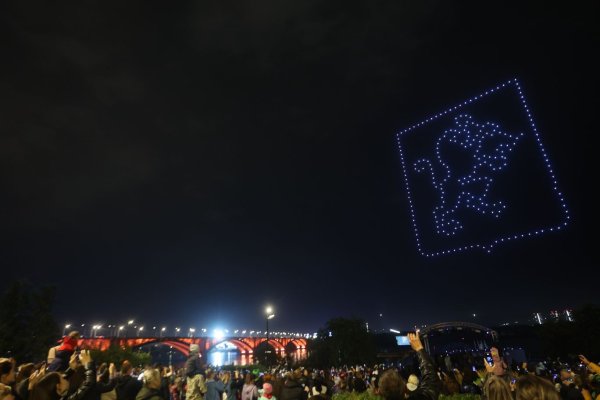 Светящиеся фигуры в ночном небе