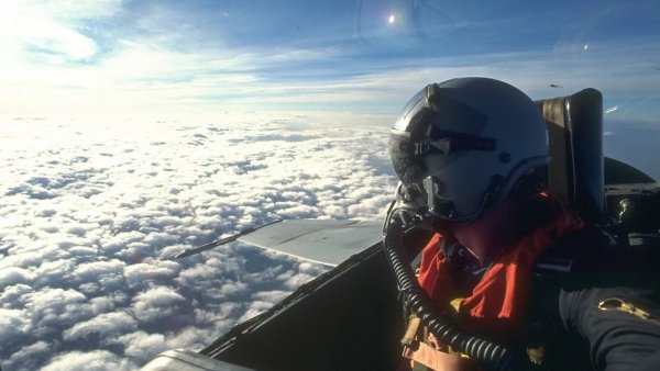 Пилот в кабине истребителя