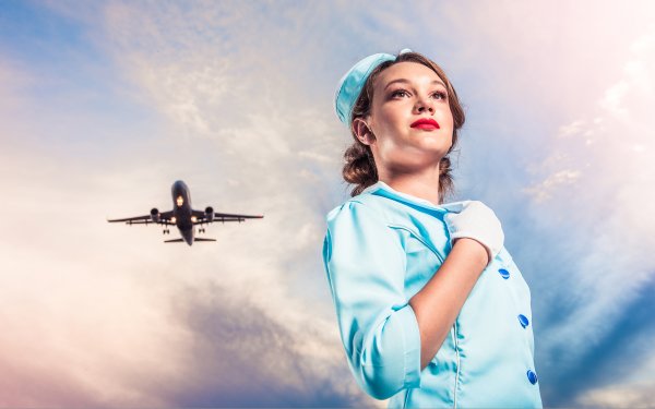 Девушка на фоне самолета
