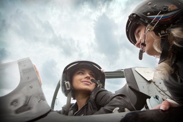 Девушка летчик