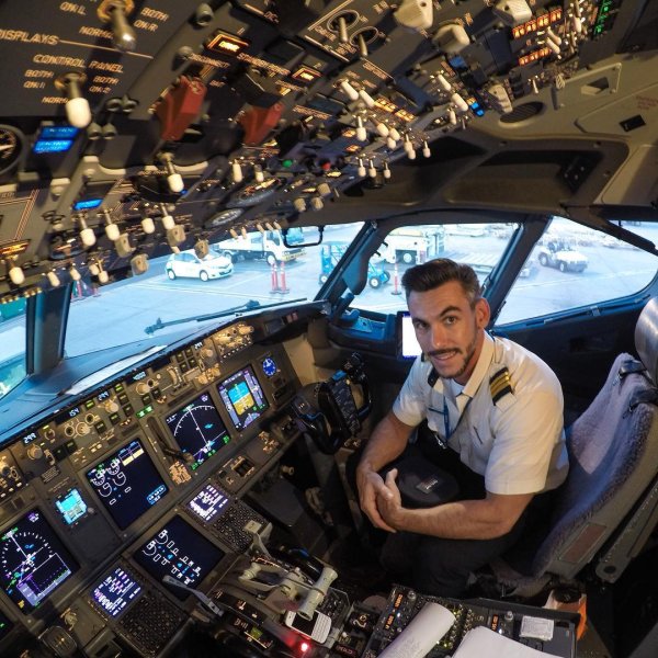 Кабина пилота самолета