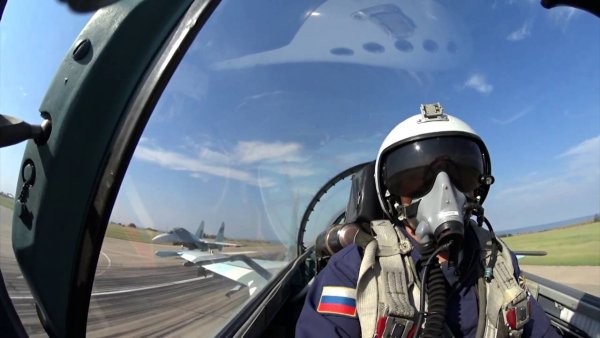 Пилот в истребителе Су 27