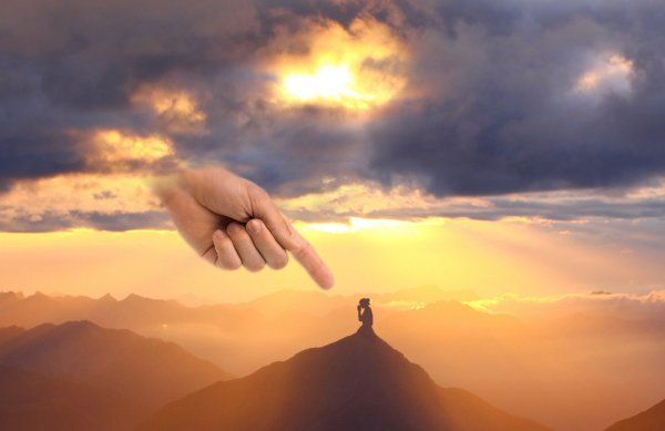Человек протягивает руки к небу